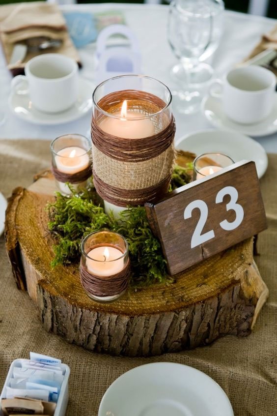 Décor table mariage rustique avec centre de table rondin en bois 